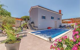 1 Bedroom Stunning Apartment In Pula